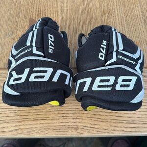Youth hockey gloves